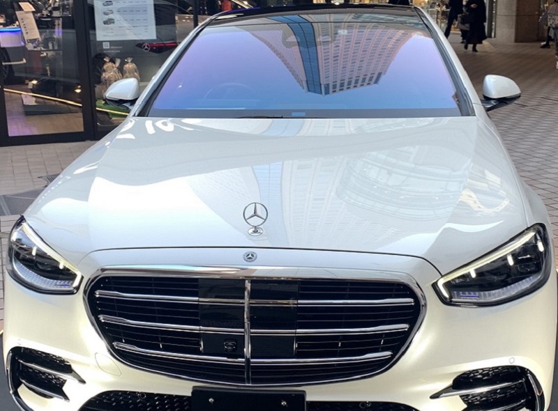 欧州車など高級車上級グレードの金属多積層発色ガラス（ブルー反射ガラス）